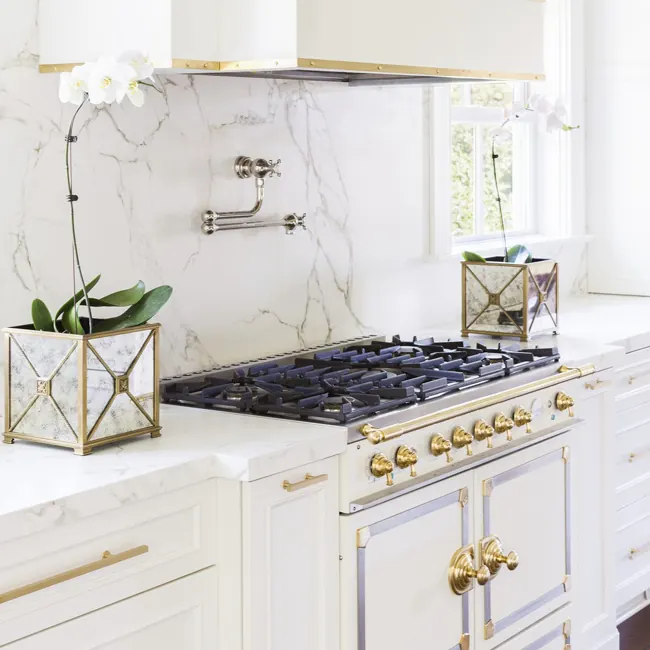 Cozinha com bancada e parede em mármore branco